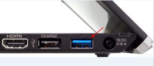 Берем проводную USB-клавиатуру, находим на ноутбуке разъем USB и подсоединяем оба устройства.